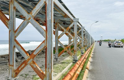 ބްރިޖް ހައިވޭގައި ބަހައްޓާފައި ހުރި ކޯނެއްގައި ޖެހިގެން ހިނގި އެކްސިޑެންޓެއްގައި މީހަކު މަރުވެއްޖެ