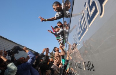 މިފަހަރު އިޒްރޭލުގެ ތިން ރަހީނުންގެ ބަދަލުގައި ފަލަސްތީނުގެ 180 އަށްވުރެ ގިނަ މީހުން މިނިވަންކޮށްފި