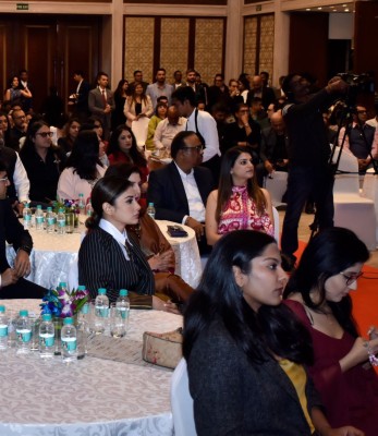 ބޮލީވުޑްގެ ފަންނާނުންނާ އެކު ރާއްޖޭގެ ޓޫރިޒަމް ޕްރޮމޯޓްކޮށްފި