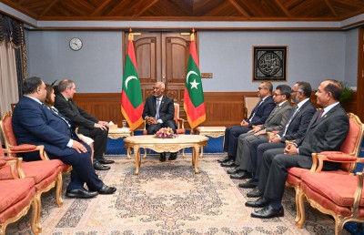 ދެ ގައުމެއްގެ އާ ސަފީރުންގެ ފަތްކޮޅު ރައީސަށް އަރުވައިފި