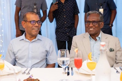 ސިޔާސީ ދެ ހަތުރުން އަހަރުތަކަކަށް ފަހު އެއް މޭޒަކުން