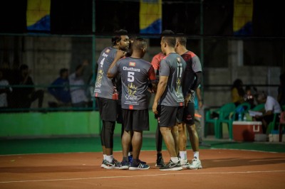 ލެޖެންޑްސްއިން ތިން ސެޓުން ފީނިކްސް ބަލިކޮށްފި