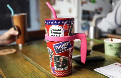 ކަރުދާސް ހޮޅި ދޫކޮށް އަލުން ޕްލާސްޓިކަށް ދާނަން: ޓްރަމްޕް