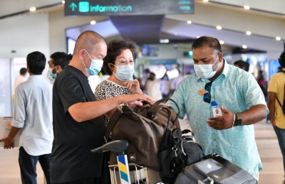 އެއާޕޯޓުގެ ސްމޯކިން އޭރިއާގައި ހުރި ޓޫރިސްޓަކަށް ހާޓްއެޓޭކެއް ޖެހި މަރުވެއްޖެ