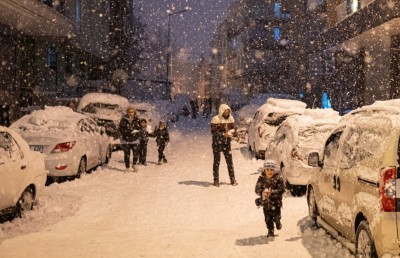 ބޯކޮށް ސްނޯ ފޭބުމުން އިސްތަންބޯލް އެއާޕޯޓް ބަންދުކޮށްފި