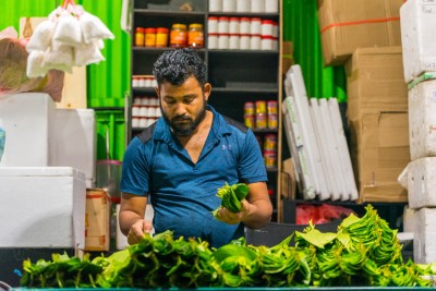 މާރުކޭޓުގައި ބިދޭސީން ތިބި 30 ގޮޅިއެއް ޖޫރިމަނާކޮށްފި