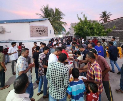 ތިނަދޫން ތަފާތު މަންޒަރެއް: އެންމެން އެކުގައި އަވަށު ރޯދަ ވީއްލުމެއް