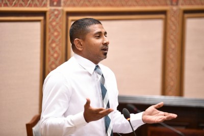 މަޝްރޫއުތައް ދިގުލަނީ ކޮންޓްރެކްޓަރުންނަށް ނުތަކާ ވަރަށް މަސައްކަތް ހަވާލުކުރާތީ: މަހުލޫފް