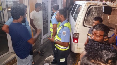 ވޭނެއް ކޮންޓްރޯލް ނުވެ، ގެއެއްގެ ބޭރު ދޮރުގައި ޖެހި އެކްސިޑެންޓެއް