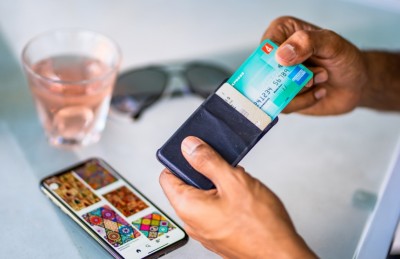 އުމްރާވެރިންގެ ޑެބިޓް ކާޑުތަކުގެ ލިމިޓް 1،500 ޑޮލަރަށް ބޮޑުކޮށްފި