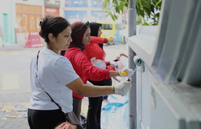 ރޯދަމަހުގެ ތައްޔާރީތައް: ބީއެމްއެލް އިސްލާމިކްގެ މުވައްޒަފުން މާލޭގެ ހަތަރު މިސްކިތެއްގެ ބޭރު ފާރުގައި ކުލަލައިދީފި