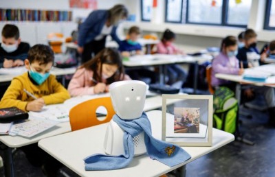 ބަލިވުމުން ބަދަލުގައި ސްކޫލަށް ފޮނުވަނީ ރޮބޮޓެއް