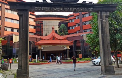 ޕޮލިސް ކާރަކާއި ސައިކަލެއް ޖެހި އެކްސިޑެންޓުވި ޒުވާނާ އިތުރު ފަރުވާއަށް އިންޑިއާއަށް