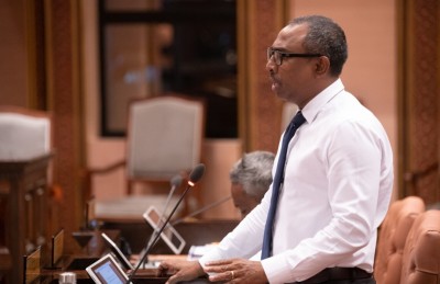 ޔާމީން ޖަލަށް ނުލާ ނަމަ ފަނޑިޔާރުން ވަކިކުރަން ޖެހޭ: އާޒިމް