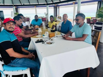 ރައީސްގެ އެޑުވައިޒަރު ޝިހާބު އަނެއްކާވެސް ނަޝީދު ފެކްޝަނާއެކު ގާސިމް އަރިހަށް