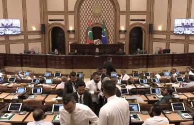 އިހުސާން ޖަވާބުދާރީވުމުގެ ވަގުތުގައި ތަކުރާރުކޮށް ނިޒާމީ ނުކުތާ ނެންގެވުމުން މީކާއިލް ތަޅުމުން ނެރެފި