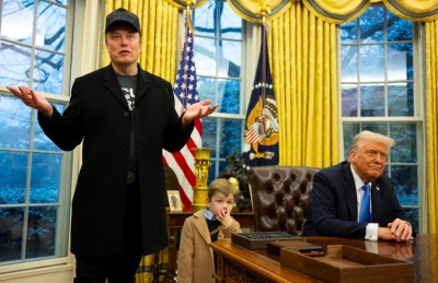 ޓްރަމްޕު މަސްކުގެ ފައިގައި ދޫލާތީ ފެންނަ ފޭކް ވީޑިއޯއެއް އޮފީހެއްގެ ސްކްރީންތަކުން ދައްކައިފި