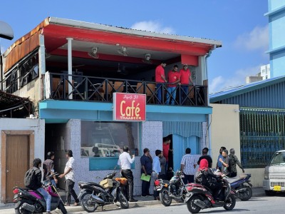 ތާސީރު ކެފޭ ކައިރީ އެކްސިޑެންޓެއް ހިނގައި ދެ މީހަކަށް ހޮސްޕިޓަލުގައި ފަރުވާދެނީ