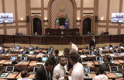 އިހުސާން ޖަވާބުދާރީވުމުގެ ވަގުތުގައި ތަކުރާރުކޮށް ނިޒާމީ ނުކުތާ ނެންގެވުމުން މީކާއިލް ތަޅުމުން ނެރެފި