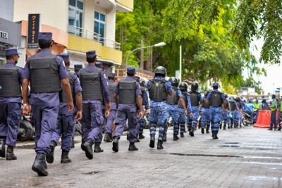 ފުލުހެއްގެ އަތުގައި ދަތް އެޅި މީހަކު ހައްޔަރަށް