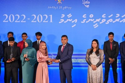 ތުޅާދޫ ސްކޫލުގެ މިދިޔަ ދިރާސީ އަހަރުގެ ހުރިހާގޮތަކުން އެންމެ މޮޅު ދަރިވަރަކަށް ޢިއްޒަތު