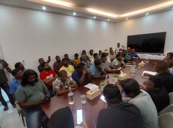 ކޯޓު އަމުރަށް ތަބައެއް ނުވި، އަދިވެސް އުކުޅަހުން ސަފާރީ ބޭރެއް ނުކުރޭ
