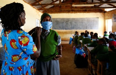 ޑޮކްޓަރަކަށް ވުމުގެ އުއްމީދުގައި ކެންޔާގެ 99 އަހަރުގެ މީހަކު ސްކޫލަށް