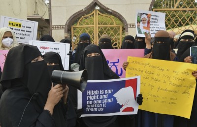 މުސްކާން ޚާން: ބުރުގާއާ ދެކޮޅަށް ހިންގާ ހަރަކާތާ ދެކޮޅު މޫނު