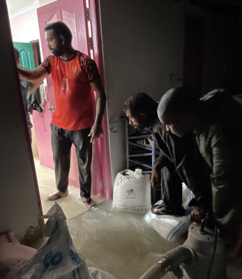 މާލެއިން 17،000 އެއްހާ ޓަނުގެ ފެން ހިންދައި، ގިނަ ގެތަކަކަށް ސިފައިން އެހީތެރިކަން ފޯރުކޮށްދީފި