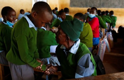 ޑޮކްޓަރަކަށް ވުމުގެ އުއްމީދުގައި ކެންޔާގެ 99 އަހަރުގެ މީހަކު ސްކޫލަށް