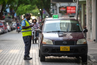 ޓެކްސީތަކުގައި ކެމެރާ ހަރުކުރަން ޑްރައިވަރުން ތާއީދު، ނަމަވެސް ގިނަ ކަންބޮޑުވުންތަކެއް
