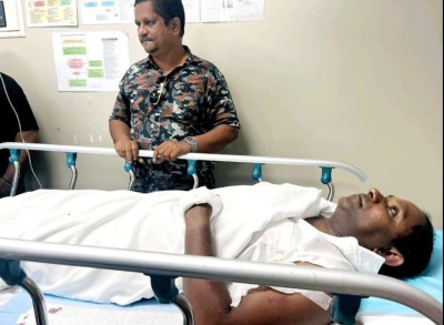 މެންބަރު ސައުދު ޕިކަޕެއްގައި ޖެހިގެން ހޮސްޕިޓަލުގައި ފަރުވާދެނީ