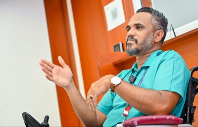 ޑޮކްޓަރު ބުނީ އޮންނަންޖެހޭނީ އެނދުގައޭ، އެކަމަކު އަފްރާހް ތެދުވެއްޖެ