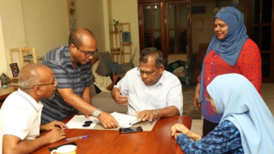 ނަޝީދުގެ މަންމައާއި ބައްޕަ ދަ ޑިމޮކްރެޓްސް އަށް ސޮއިކޮށްފި