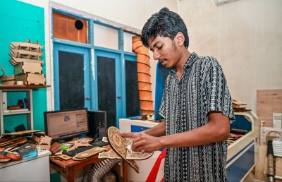 އުމުރުން 17, ފިލާގައި ކަނޑައި މި ނަގަނީ އަމިއްލަ ވިޔަފާރި