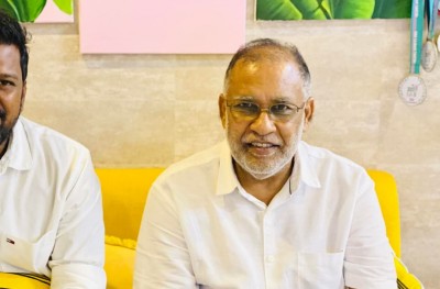 ޑިމޮކްރެޓްސްއަށް ސޮއިކުރައްވައި، މައުސޫމް ފެންކުންފުނިން އިސްތިއުފާދެއްވައިފި