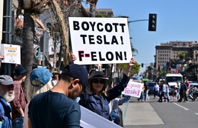 މަސްކަށް ތާއީދު ދެއްކުމަށް ޓްރަމްޕް ޓެސްލާއެއް ގަނެފި