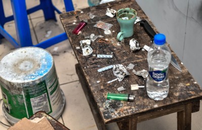 ތިން އައްޑާއެއްގައި ގަދަ ދައްކަނީ، ވެރިފަރާތް ވެސް މަގުމައްޗަށް އެއްލައިލި!