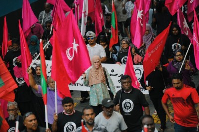 ޕީޕީއެމްގެ މުޒާހަރާ ތެރެއިން ފުލުހެއްގެ އަތުގައި ދަތް އެޅި މީހަކު ހައްޔަރުކޮށްފި