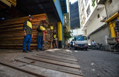 މޭޔަރުގެ އަމާޒަކީ ރޯދަމަސް ފެށެންވާއިރަށް ޕެލެޓްތައް ނެގުން