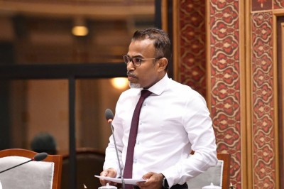 އޭޖީއާ ގުޅޭ އިމްތިޔާޒްގެ މައްސަލަ ބޮޑުވެ މަޖިލިހުގައި ބޮޑު ޒުވާބެއް