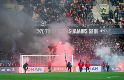 ދަނޑަށް އަލިފާން ބޯޅަ އުކުމުން ފްރާންސް ލީގުގެ މެޗު ހުއްޓާލައިފި