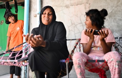 އޯޓިޒަމް ދެ ކުދިންނާ އެކު އަސަރާއި ކަރުނައިގެ ހަޔާތެއް