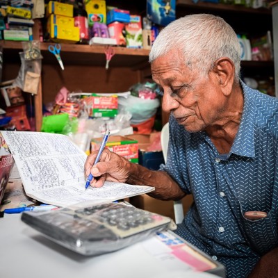 މައުމޫނަށް އެހީވުމަށް ފަހު ނުކުމެ ސޭޓު ހޯދި މުރާލި ދިރިއުޅުން