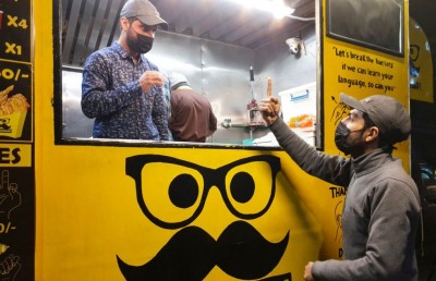 އަޑުއިވުމުން މަހުރޫމްވެފައިވާ އާއިލާއަކުން ހިންގާ ގާޑިޔަލެއް