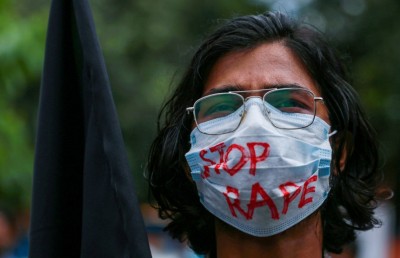 ދޮންނަމެޝިނެއްގެ ދޮރުގެ ރިފްލެކްޝަނުން ރޭޕްގެ ހެކި ލިބި، ޖަލަށް