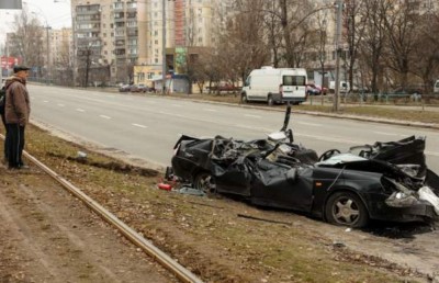 ރަޝިޔާ ސިފައިންގެ ޓޭންކަކުން ޗިސްކޮށްލި ކާރުގެ ޑްރައިވަރު ސަލާމަތްވެއްޖެ