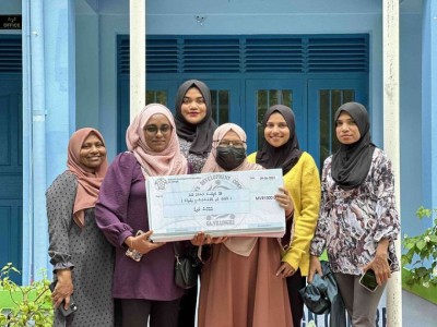 ގަދަ ދިހައަކަށް ދިޔަ ދަރިވަރުންނަށް ވިލިނގިލީ އަންހެނުންގެ ކޮމިޓީން ފައިސާގެ އިނާމެއް