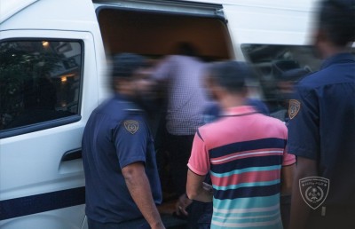 ބިދޭސީންގެ އަތުން ފައިސާ ހޯދުމުގެ ތުހުމަތުވާ އިމިގްރޭޝަންގެ މުވައްޒަފުން ވެސް ބަންދަށް