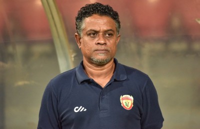 ފުޓްބޯޅަ ކޯޗު ސާންތީ ނިޔާވެއްޖެ